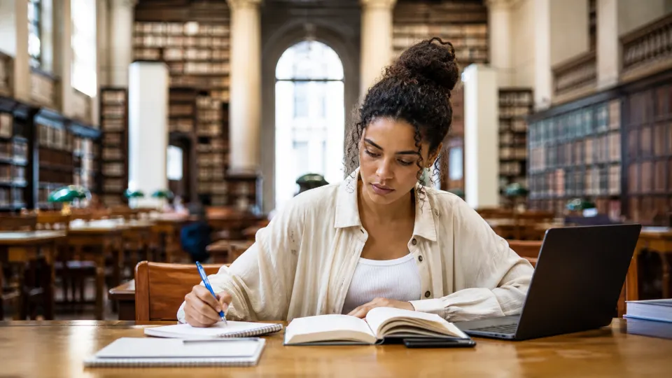 Capa ilustrativa do artigo Comprar Diploma USP: Documentação da Maior Universidade da América Latina